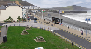 Gwaith adeiladu yn dechrau i adfywio Promenâd Aberystwyth