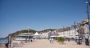 Cyngor yn cymeradwyo cynnal proses ymgynghori ar gyfer codi tâl am barcio ar bromenâd Aberystwyth