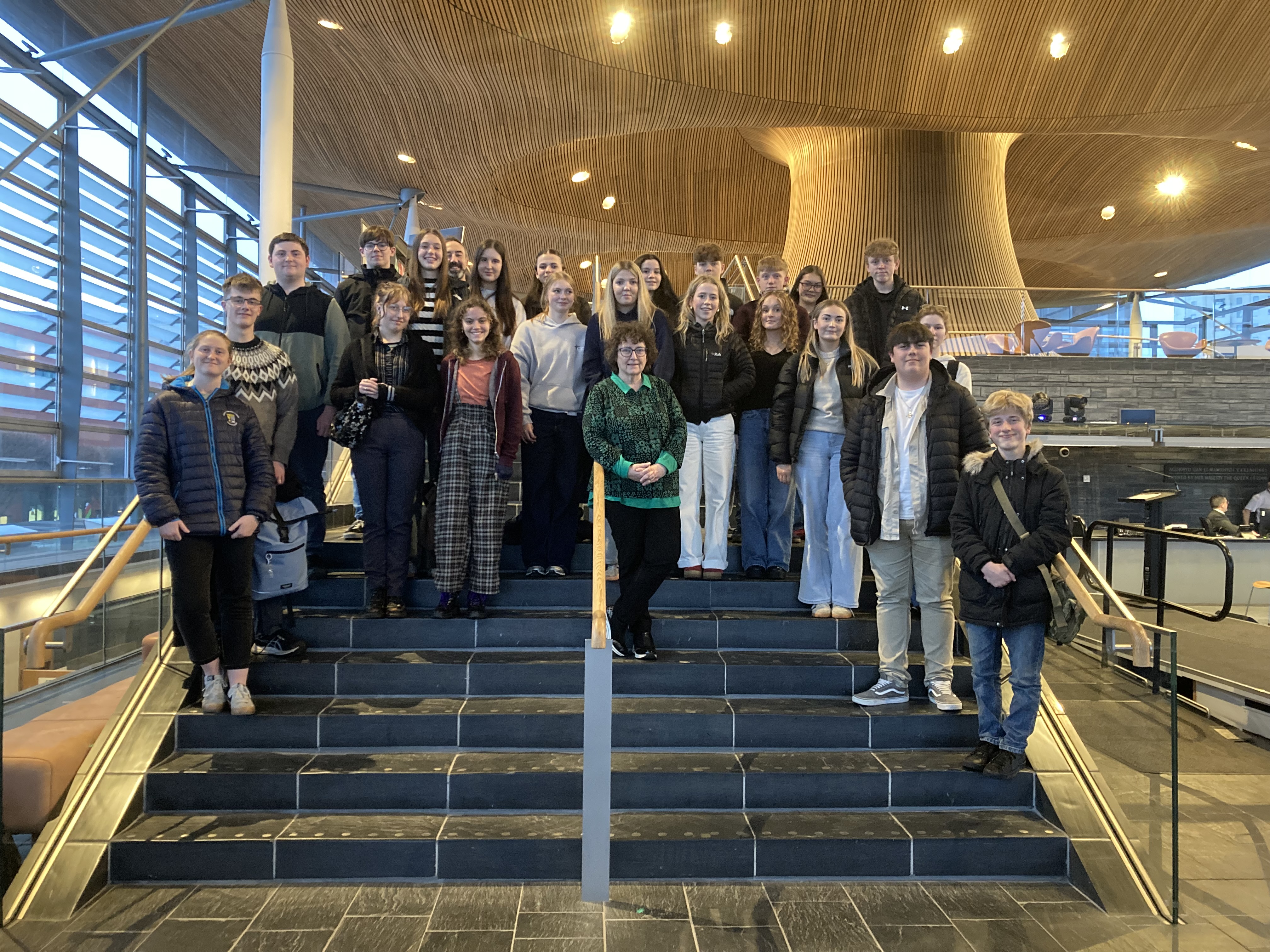 Cyngor Ieuenctid Ceredigion yn sgwrsio gydag Elin Jones AS