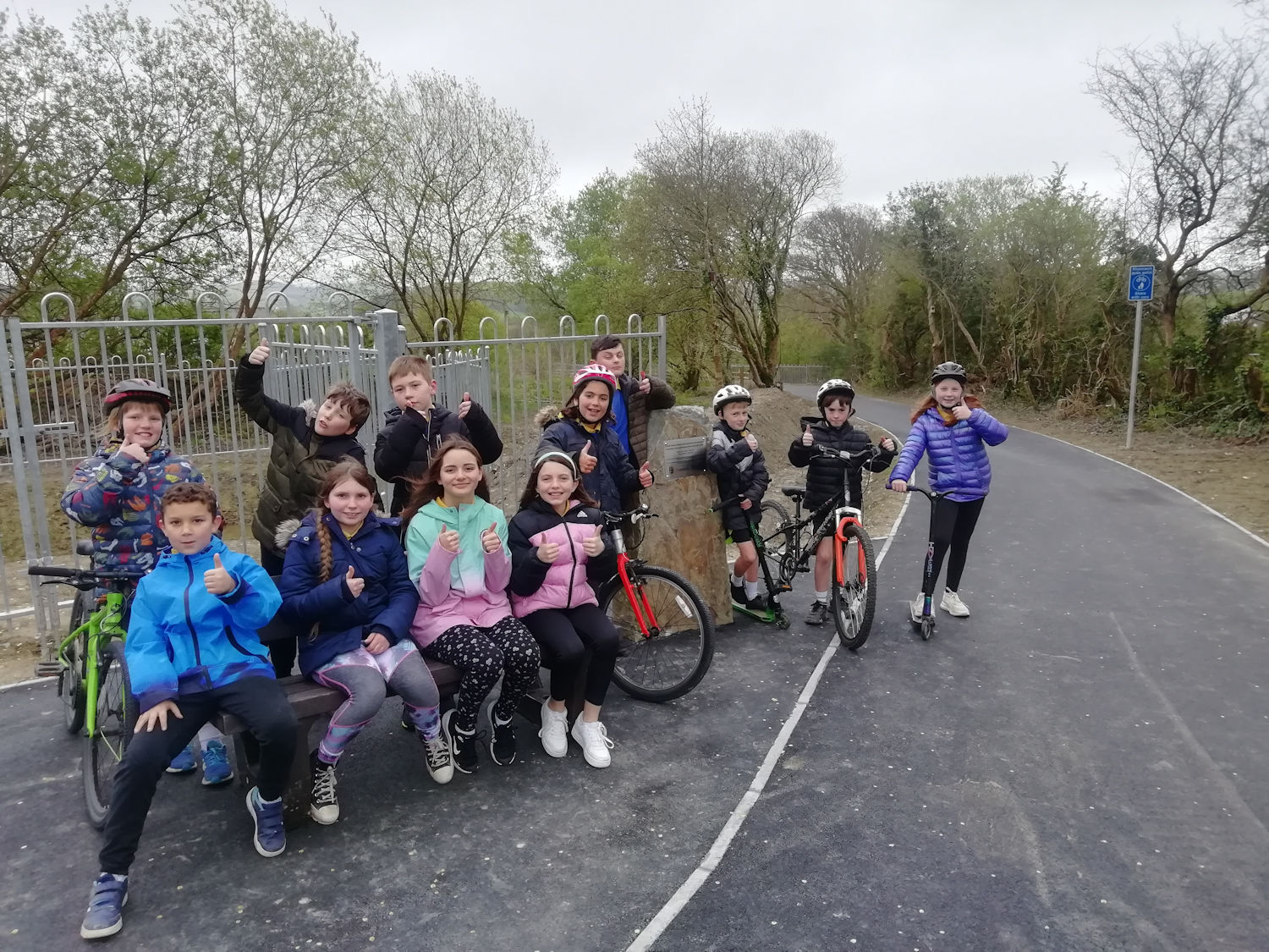 Comins Coch Primary School pupils giving the new shared use path a big ‘thumbs up’
