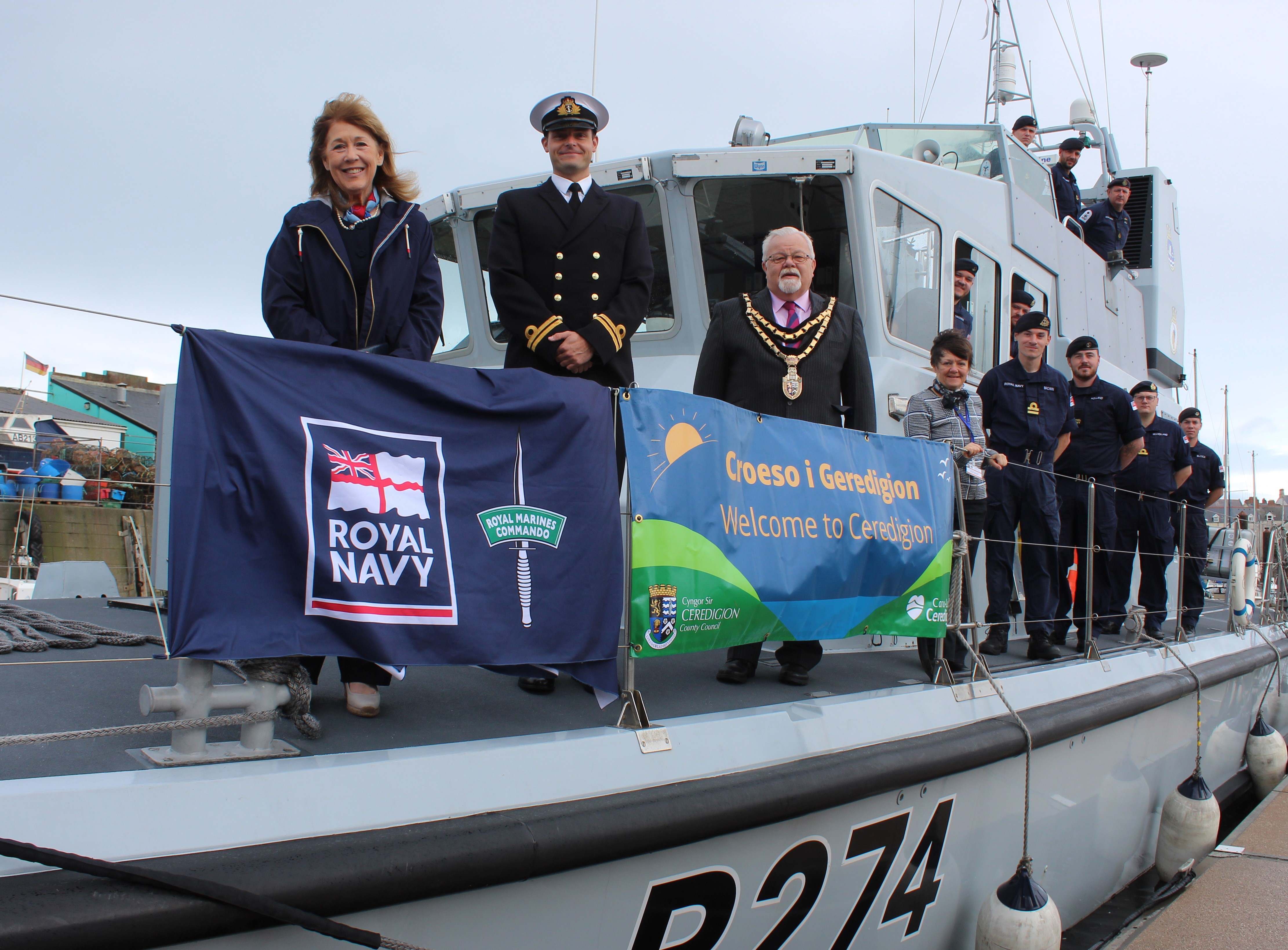 Y Cynghorydd Paul Hinge yn ailddatgan ymrwymiad Cyngor Sir Ceredigion i’r Lluoedd Arfog drwy lofnodi Cyfamod y Lluoedd Arfog ym mis Medi 2021, ar fwrdd HMS TRACKER ym Marina Aberystwyth.